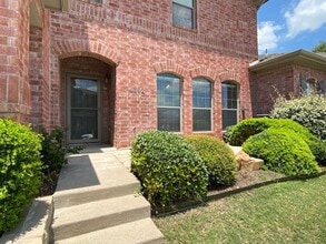 Building Photo - Lovely 2 bedroom townhome in very desirabl...