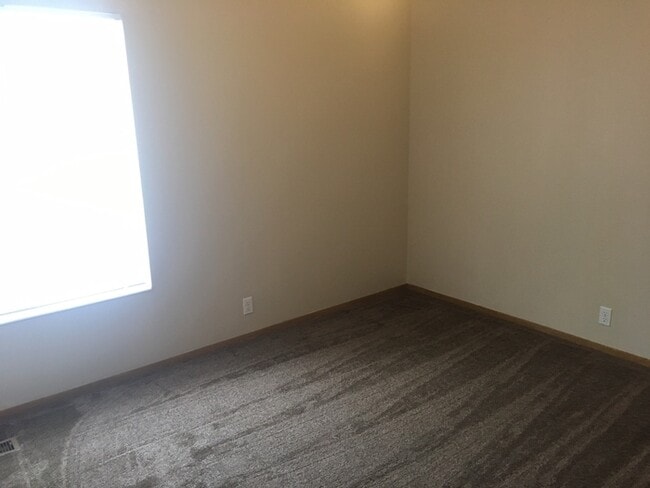 Building Photo - Spacious West Jordan Home!