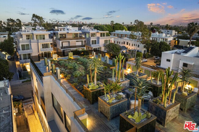 Building Photo - 1021 N Ogden Dr