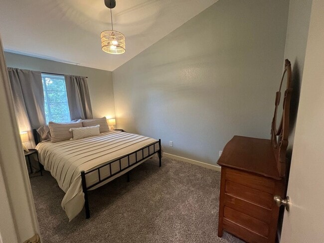Building Photo - Newly remodeled  2 Bedroom Grant Creek Con...