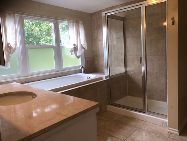 Building Photo - 406 NE 80th St