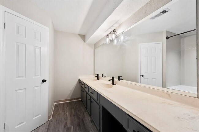 Building Photo - 16911 Summit Oaks Ln