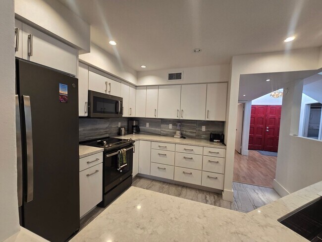 Building Photo - Furnished, 1-Year Long-Term Rental