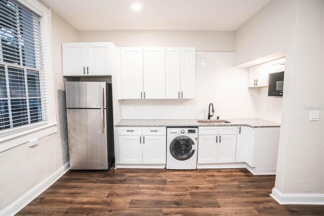 Building Photo - 1700 Park St N