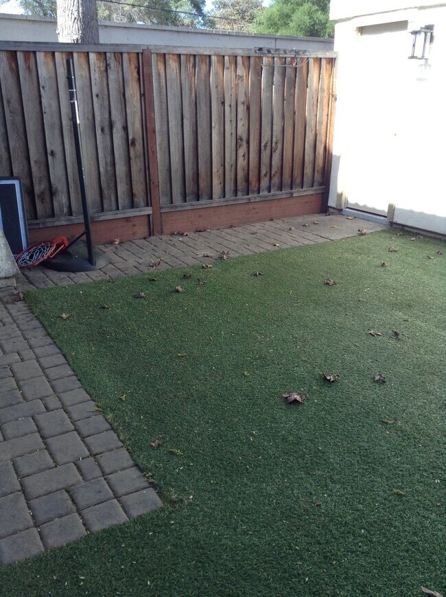 Building Photo - Stunning Townhouse on Mission Boulevard of Fremont