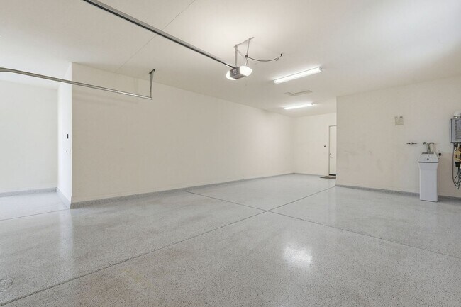 Building Photo - Gated Community Amazing ameneties