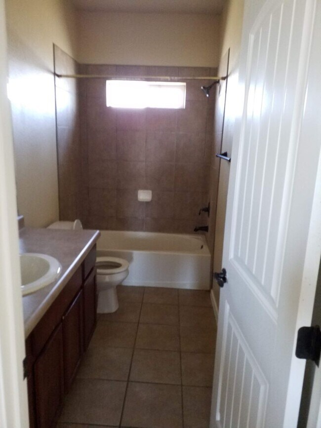 Building Photo - Spacious Family Home