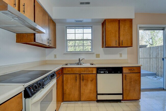 Building Photo - TOWNHOME FOR RENT - HAMPTON!