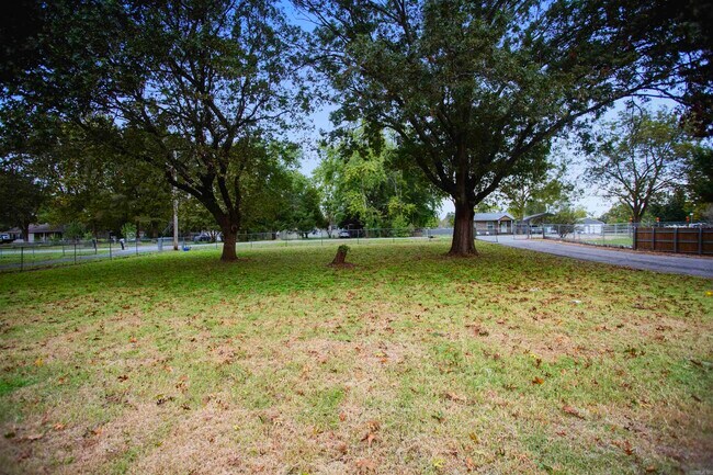 Building Photo - 13118 Old River Dr