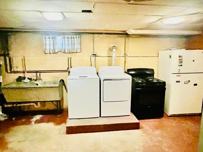 Building Photo - 7724 W Birchwood Ave