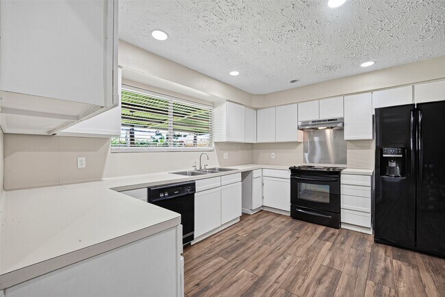 Building Photo - 711 Leicester Ln