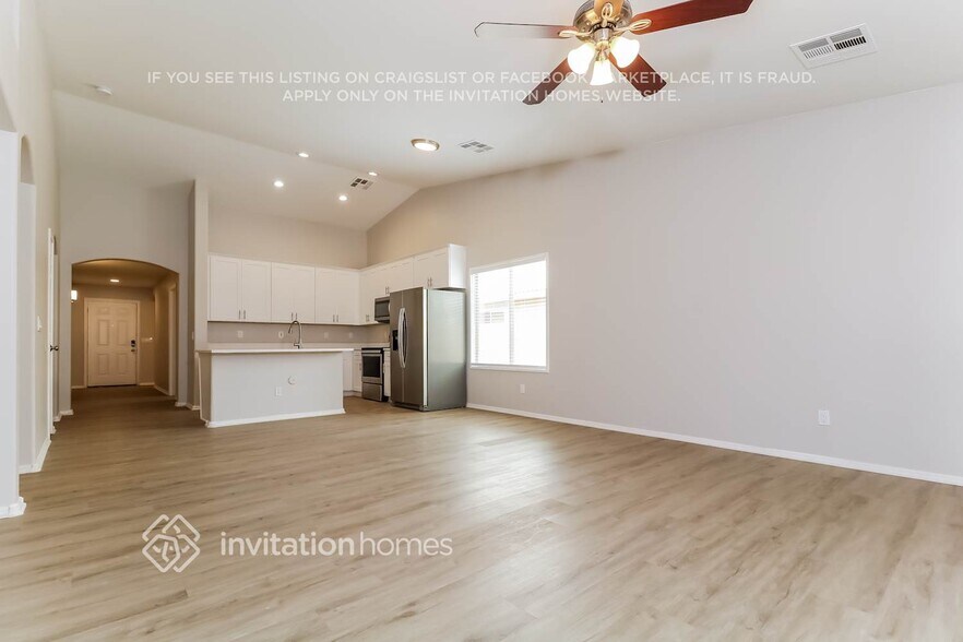 Building Photo - 10613 W La Reata Ave