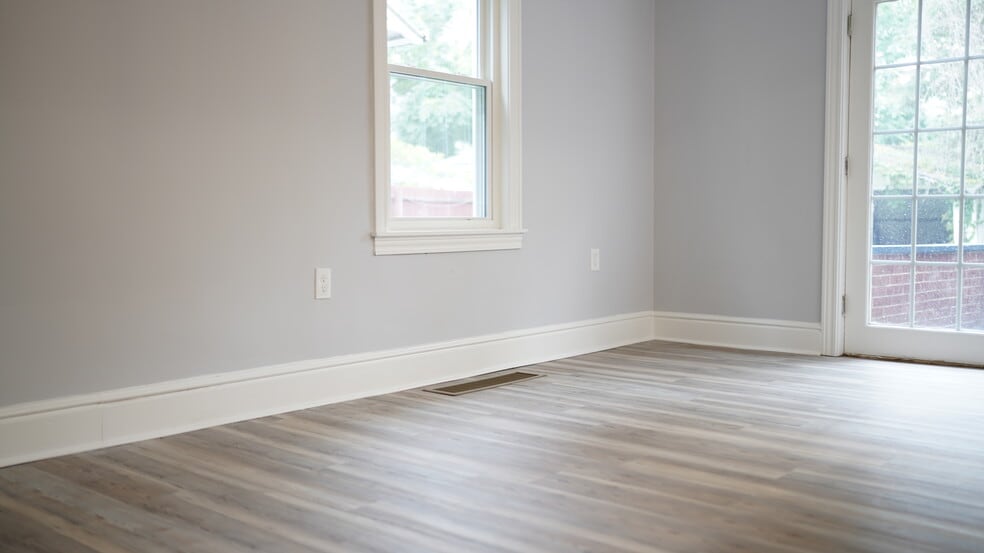 Building Photo - 3370 Parkview Ave