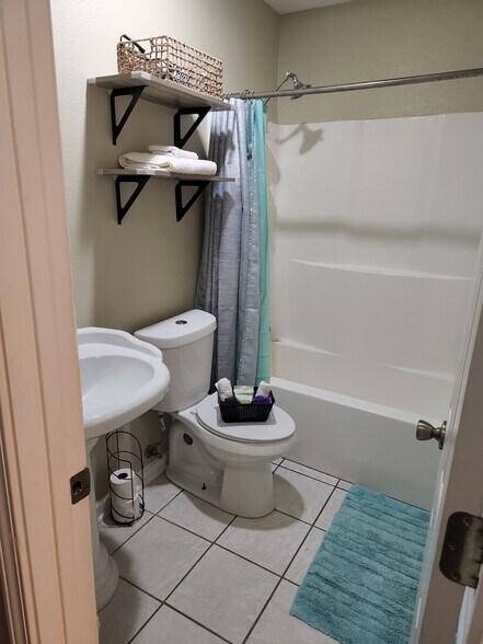 Hall bath - 402 Ulman Ave