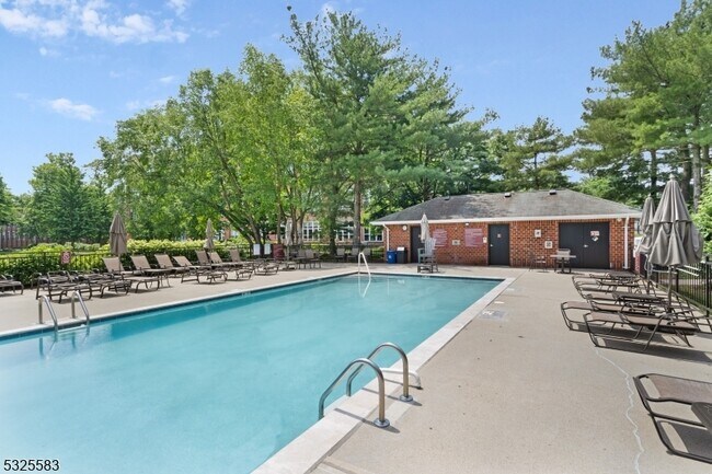 Building Photo - 300 Main St