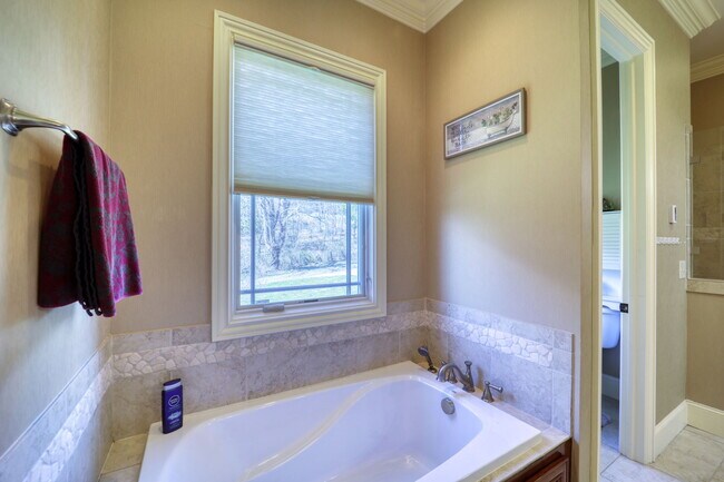 Building Photo - 137 N Ridge Ln