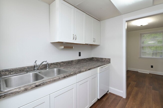 Building Photo - 2 bedroom, 1.5 bath home for rent in the h...