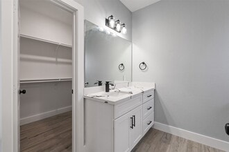 Building Photo - 7 Meadowview Dr