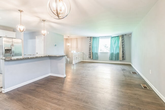 Building Photo - Pet Friendly Mid-Century Modern 4/Bedroom,...