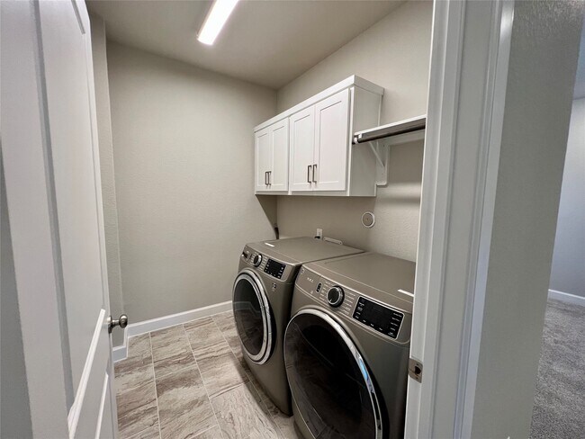 Building Photo - 547 Kingston Ln