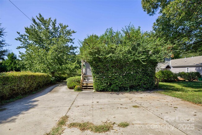 Building Photo - 909 Woodruff Pl