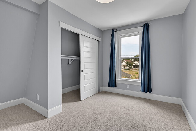 Building Photo - $3,595 - 3 Bed, 2 Bath Updated Home In Den...