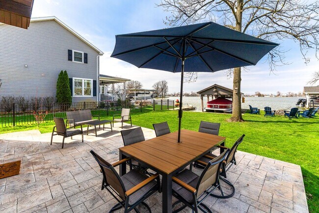 Building Photo - Fully Furnished 3 Bedroom Lakefront Home on Indian Lake