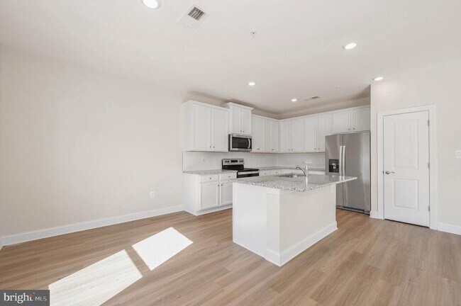 Building Photo - 9962 Roulette Dr