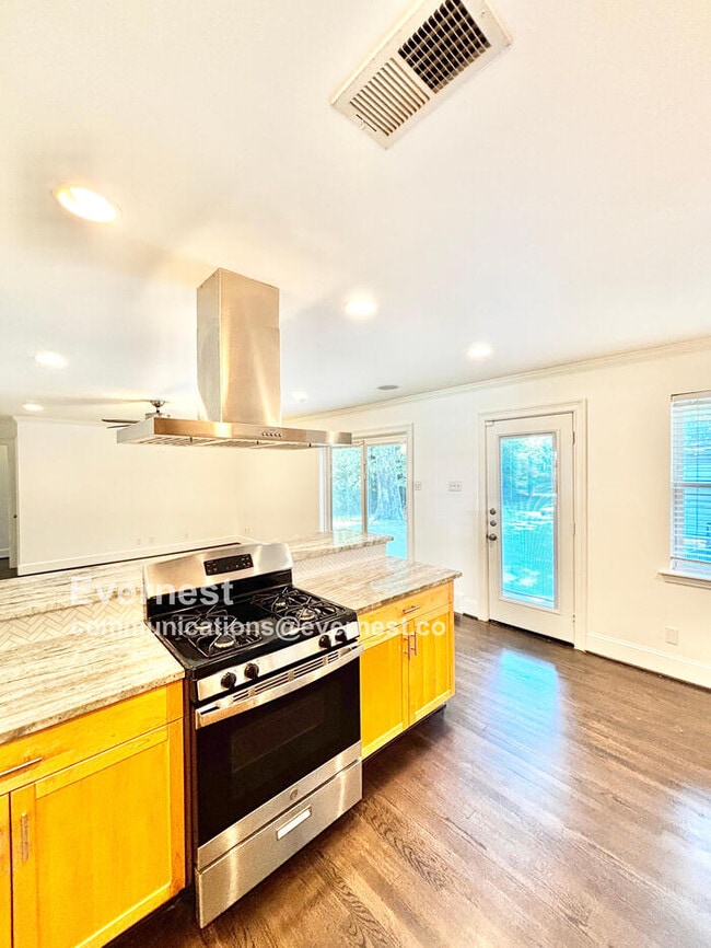 Building Photo - 6226 Saratoga Cir