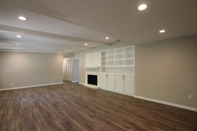Building Photo - 701 Fair Ln
