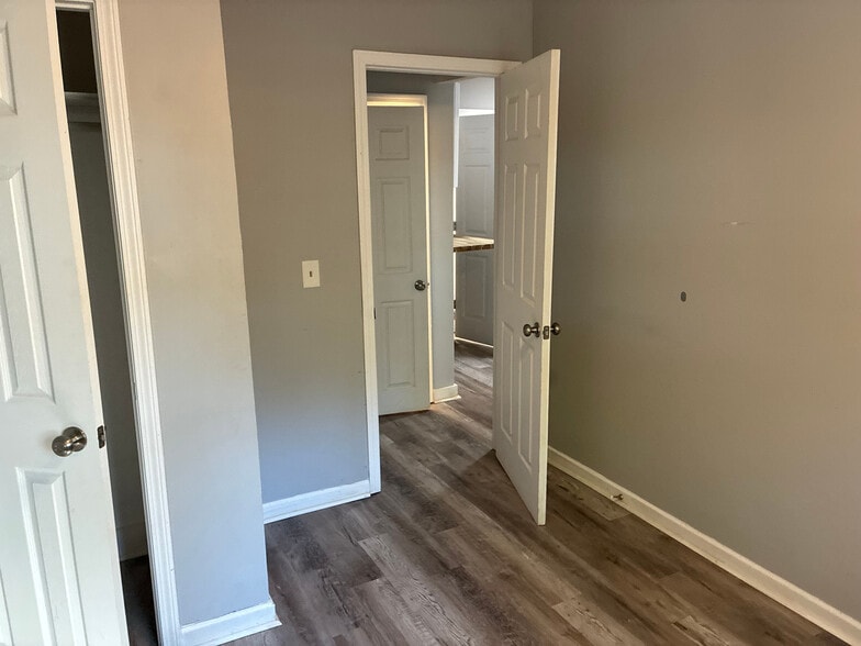 Building Photo - Room in Duplex on W Strickland St