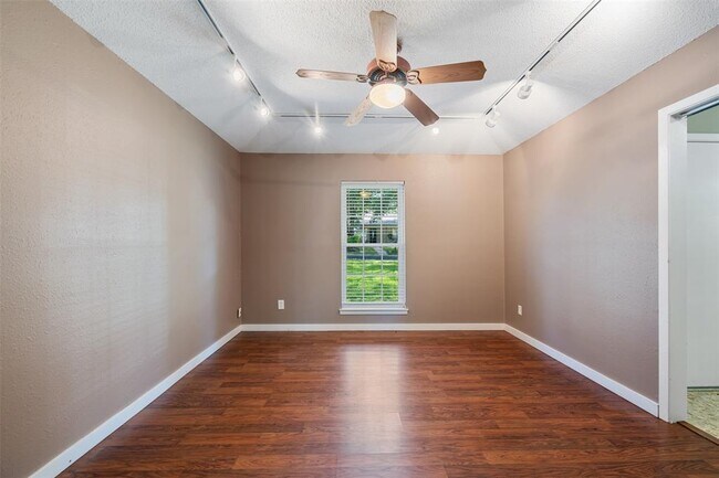 Building Photo - 2407 Harrowden Dr