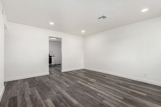Building Photo - Two Bedroom with Washer/dryer! - 4 Weeks of Free Rent!