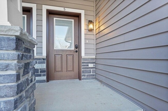 Building Photo - 116 Eiche Dr