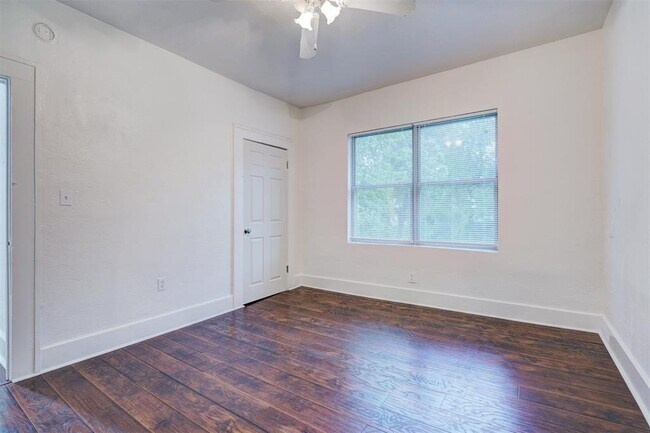 Building Photo - 1328 NE 8th St