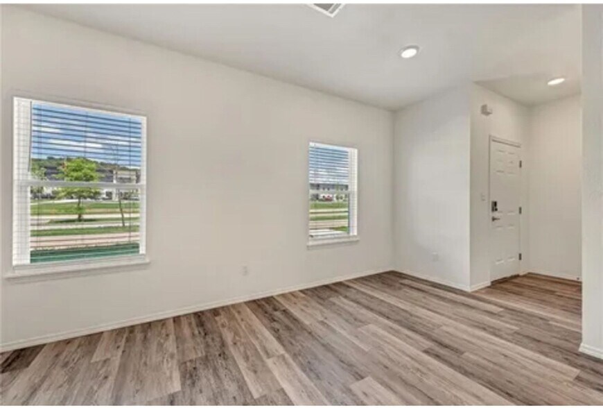 Building Photo - 914 S Benchmark Ln