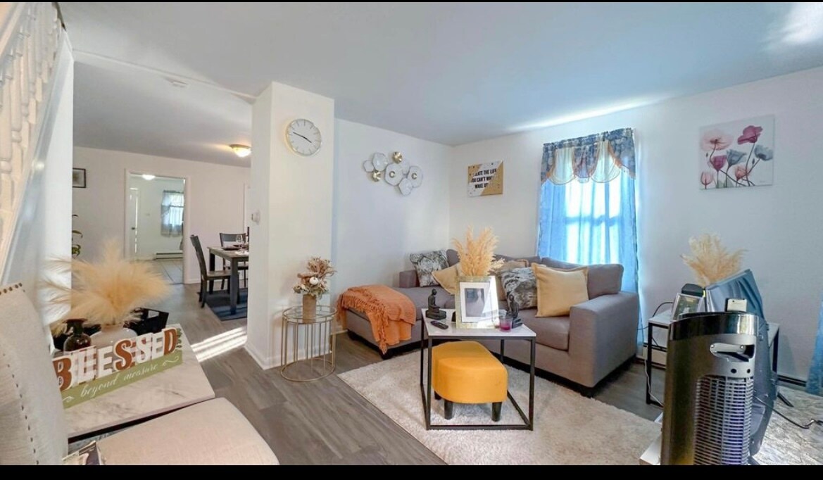 Living room - 178 E Charleston Ave