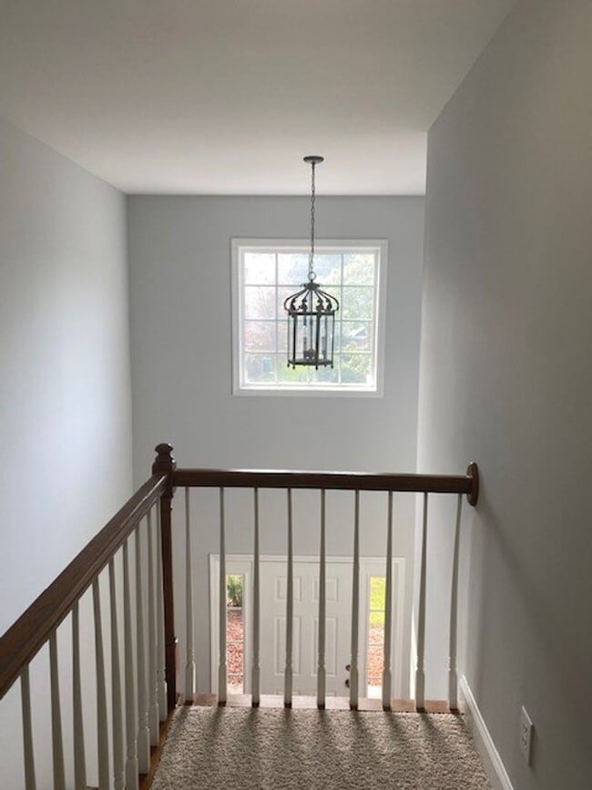 Building Photo - 4 Bedroom! Private Pool!