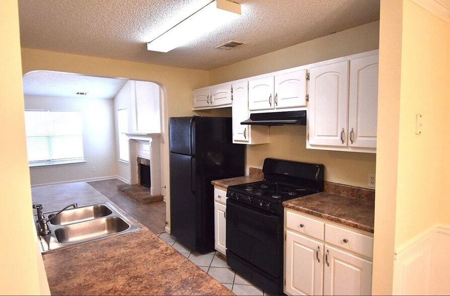 Building Photo - 1323 N Hampton Dr