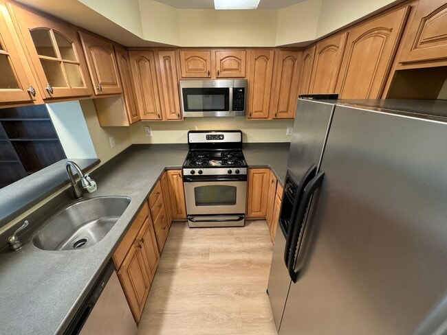 Building Photo - Stunning 2 Bed 2.5 Bath Interior Townhome In Newgate Community