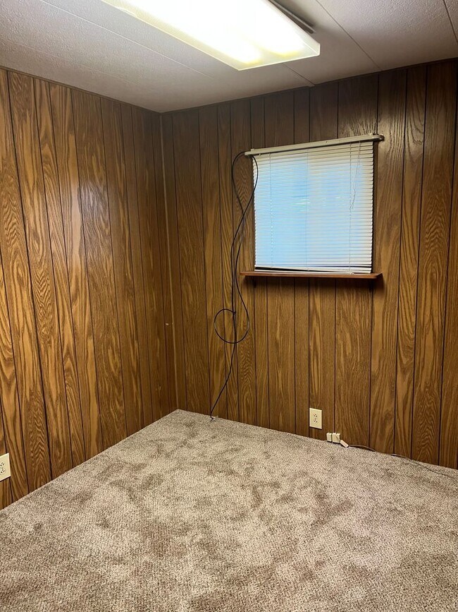 Building Photo - 3 Bedroom in Suburbs