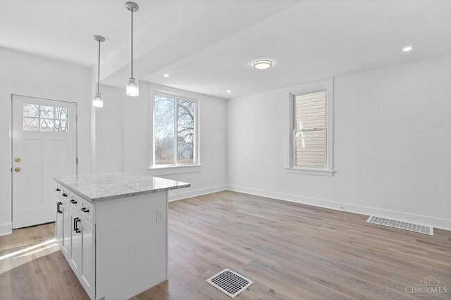 Building Photo - Newly renovated! Available August 1st 2027