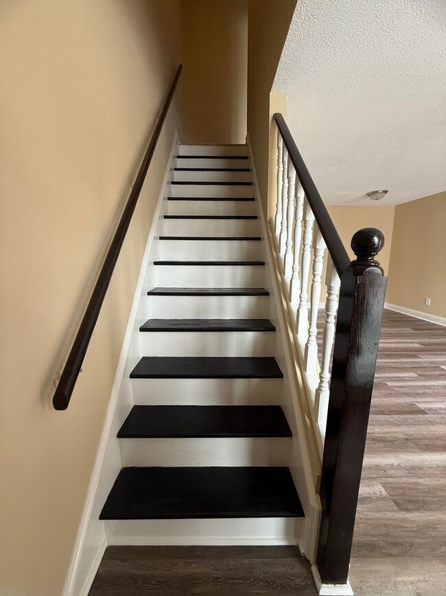 Building Photo - Renovated Townhouse