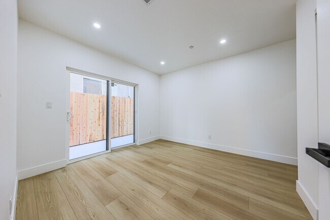 Building Photo - 1237 N Orange Dr