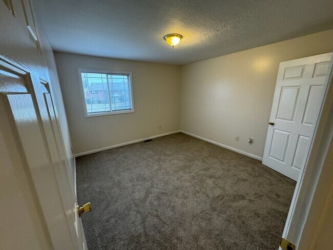 Building Photo - Charming 3 Bedroom Duplex