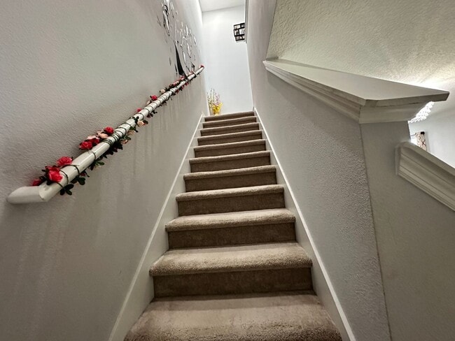 Building Photo - Lease this 3BR End-Unit Townhome in Gated Community with Water View!