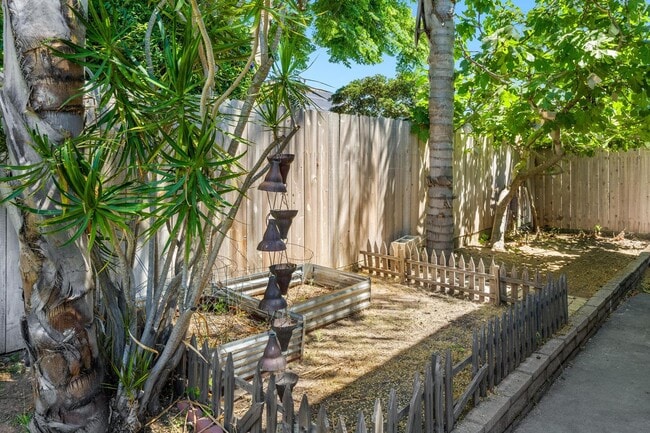 Building Photo - 2724 Treat St