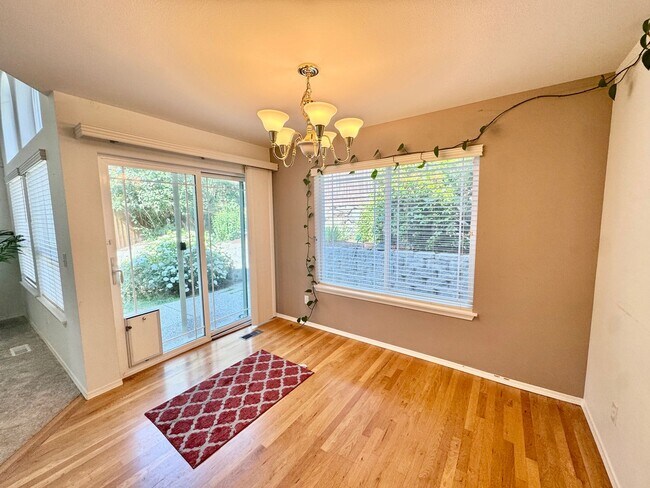 Building Photo - Bothell Townhouse
