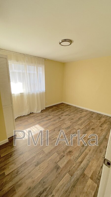 Building Photo - 317 Pelly Ave N