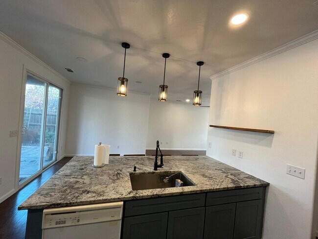 Building Photo - 5183 E Lowe Ave